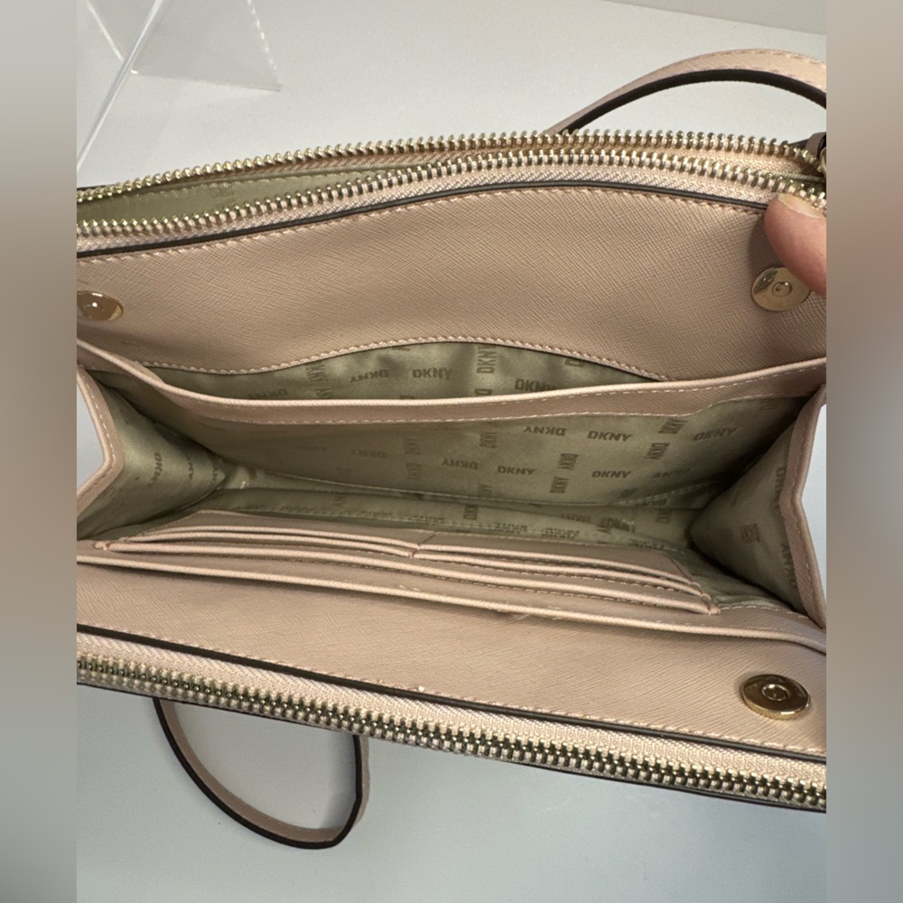 ☘️#119 DKNY EUC Bryant Park Top Zip Pink Crossbody Bag - Picture 10 of 15